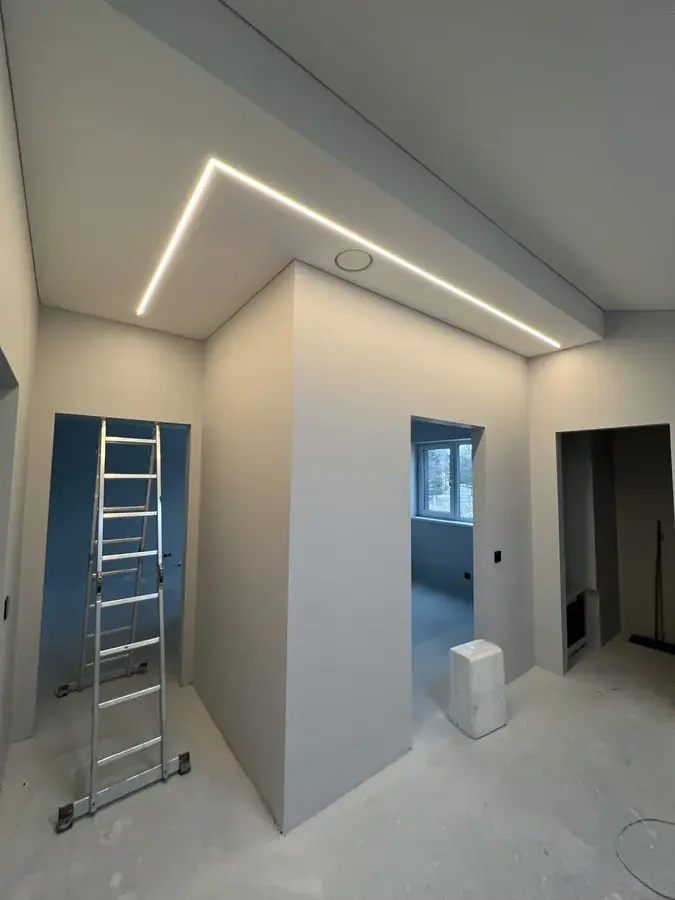 Vidaus apdaila su LED šviesos profiliais lubose – naujo namo interjeras