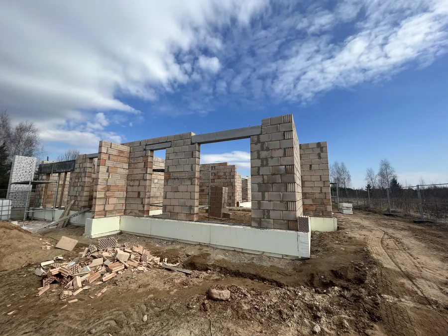 Mūrinio namo sienų statyba – keraminiai blokeliai ant pamatų