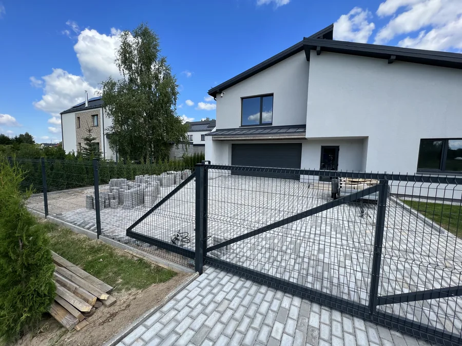 Užbaigtas individualus namas su aptvertu kiemu ir trinkelių danga Vilniaus rajone
