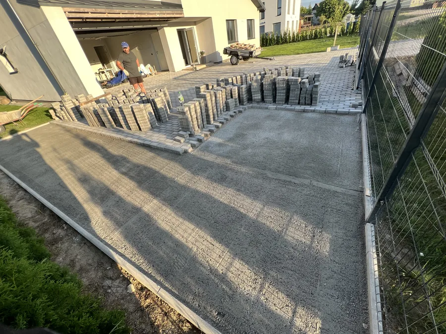 Kiemo trinkelių dangos klojimas prie individualaus namo