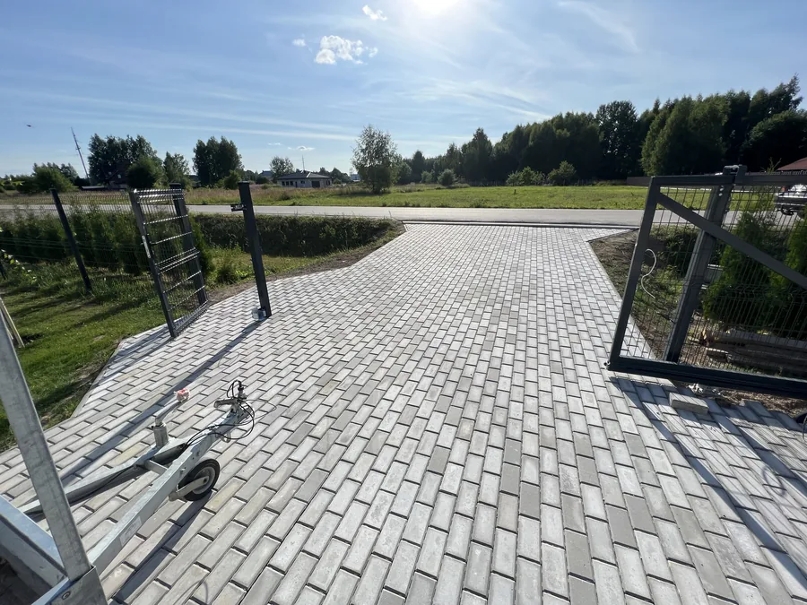 Įvažiavimo ir takų trinkelių dangos įrengimas
